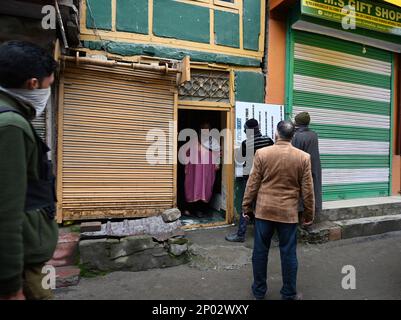 Srinagar, India. 02nd Mar, 2023. SRINAGAR, INDIA - MARZO 2: Funzionari della National Investigation Agency (NIA) pongono un avviso di attaccamento sulla proprietà di al-Umar Capo Mushtaq Zargar alias Lagram a Gani Mohalla nel centro di Nowhatta zona il 2 Marzo 2023 a Srinagar, India.(Foto di Waseem Andrabi/Hindustan Times/Sipa USA) Credit: Sipa Live News/Alamy USA Foto Stock