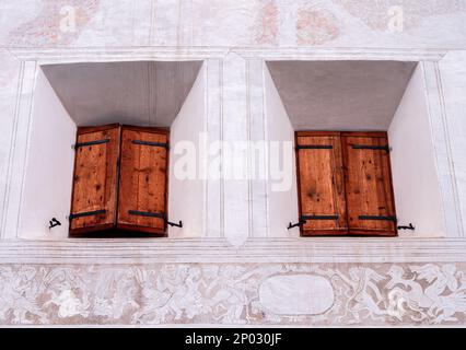 Due finestre di casa storica tradizionale a Graubunden, Svizzera Foto Stock