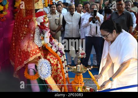 Kolkata, India. 02nd Mar, 2023. KOLKATA, INDIA - 2 MARZO: Il primo ministro del Bengala occidentale Mamata Banerjee inaugura il 2 marzo 2023 a Kolkata, in India, il 'Ganga Arati' a Baje Kadamtala Ghat. (Foto di Samir Jana/Hindustan Times/Sipa USA) Credit: Sipa USA/Alamy Live News Foto Stock
