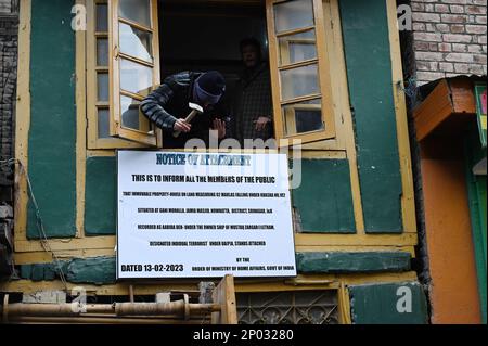 Srinagar, India. 02nd Mar, 2023. SRINAGAR, INDIA - MARZO 2: Funzionari della National Investigation Agency (NIA) pongono un avviso di attaccamento sulla proprietà di al-Umar Capo Mushtaq Zargar alias Lagram a Gani Mohalla nel centro di Nowhatta zona il 2 Marzo 2023 a Srinagar, India.(Foto di Waseem Andrabi/Hindustan Times/Sipa USA) Credit: Sipa Live News/Alamy USA Foto Stock