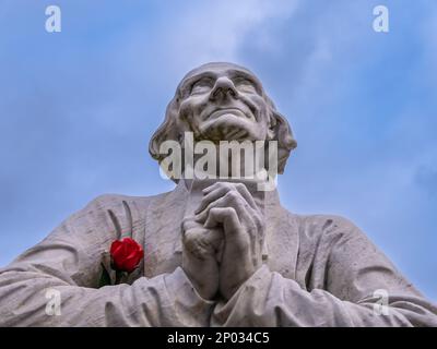 Lourdes, Francia - 1 febbraio 2022: Statua di Jean-Marie Vianney , venerata come San Giovanni Vianney, sacerdote cattolico francese e patrono di p. Foto Stock