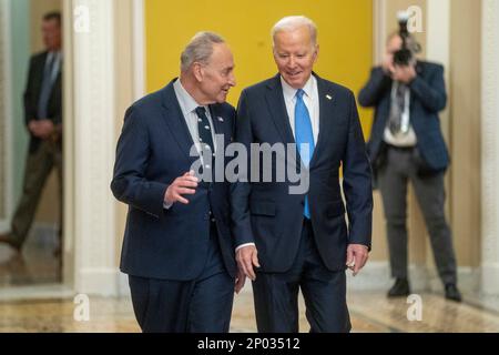 Washington, DC, USA 02 marzo 2023. Il presidente degli Stati Uniti Joe Biden e il leader della maggioranza del Senato degli Stati Uniti Chuck Schumer (democratico di New York) camminano per unirsi ai democratici del Senato per un pranzo al Campidoglio degli Stati Uniti a Washington, DC, USA 02 marzo 2023. Credito: Shawn Thew/Pool tramite CNP /MediaPunch Foto Stock