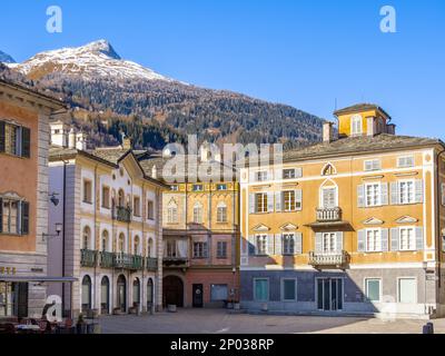 Poschiavo, Svizzera - 19 gennaio 2022: Piazza storica e le case del centro storico di Poschiavo, comune del cantone di Graubunden, Grison Foto Stock