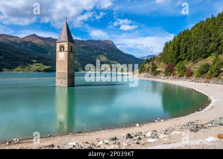 Il campanile della chiesa rimane dal villaggio allagato Graun - Curon in Val Venosta, Alto Adige, Italia Foto Stock