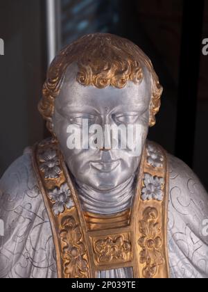 Saint Ursanne, Svizzera - 19 ottobre 2021: Una statua di Saint Ursanne nella chiesa collegiata di Saint-Ursanne in un cantone svizzero del Giura. Foto Stock