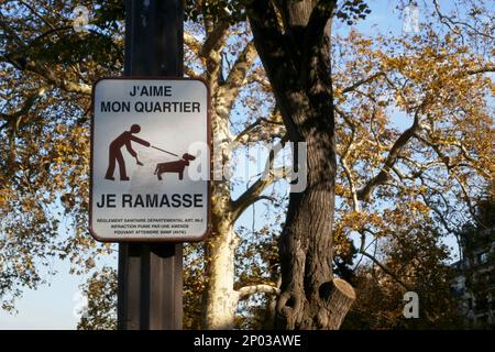 Accedi a Parigi chiedendo ai proprietari di cani di occuparsi del poo dei loro cani in loro amano il loro quartiere. Il segno inoltre ricorda loro della multa che affrontano se Foto Stock