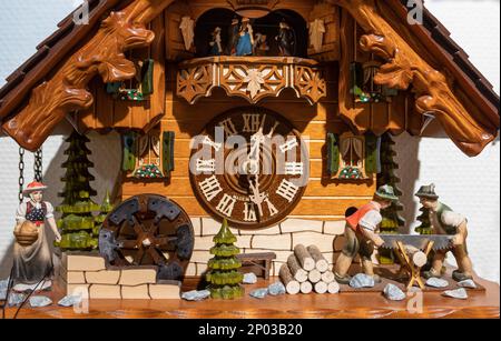 Neustadt, Germania - 14 aprile 2022: Primo piano di un orologio a cucù, un prodotto tipico della Foresta Nera in Germania Foto Stock
