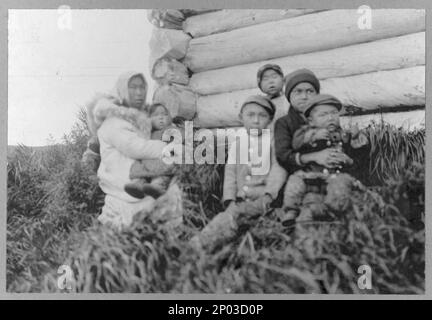 Eskimo donna con bambini. Frank and Frances Carpenter Collection , regalo; Sig.ra W. Chapin Huntington; 1951, Eskimos,Donne,Alaska,Nome,1890-1920, Indiani del Nord America,Donne,Alaska,Nome,1890-1920, Eskimos,Bambini,Alaska,Nome,1890-1920, Indiani del Nord America,Bambini,Alaska,Nome,1890-1920, Stati Uniti,Alaska,Nome Area Foto Stock