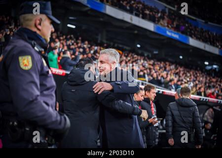 Madrid, Spagna,02/03/2023, Carlo Ancelotti (Real Madrid) e Xavi Hernandez (Barcellona) prima della partita di calcio tra&#XA;Real Madrid e Barcellona valida per la semifinale della Coppa di Spagna “Copa del Rey” celebrata a Madrid, Spagna, presso lo stadio Bernabeu giovedì 02 marzo 2023 Foto Stock