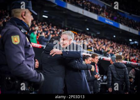 Madrid, Spagna,02/03/2023, Carlo Ancelotti (Real Madrid) e Xavi Hernandez (Barcellona) prima della partita di calcio tra&#XA;Real Madrid e Barcellona valida per la semifinale della Coppa di Spagna “Copa del Rey” celebrata a Madrid, Spagna, presso lo stadio Bernabeu giovedì 02 marzo 2023 Foto Stock