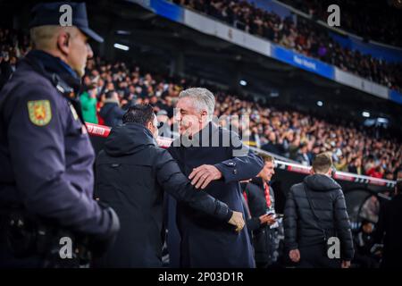 Madrid, Spagna,02/03/2023, Carlo Ancelotti (Real Madrid) e Xavi Hernandez (Barcellona) prima della partita di calcio tra&#XA;Real Madrid e Barcellona valida per la semifinale della Coppa di Spagna “Copa del Rey” celebrata a Madrid, Spagna, presso lo stadio Bernabeu giovedì 02 marzo 2023 Foto Stock