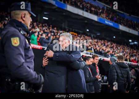 Madrid, Spagna,02/03/2023, Carlo Ancelotti (Real Madrid) e Xavi Hernandez (Barcellona) prima della partita di calcio tra&#XA;Real Madrid e Barcellona valida per la semifinale della Coppa di Spagna “Copa del Rey” celebrata a Madrid, Spagna, presso lo stadio Bernabeu giovedì 02 marzo 2023 Foto Stock