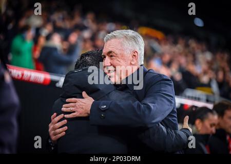 Madrid, Spagna,02/03/2023, Carlo Ancelotti (Real Madrid) e Xavi Hernandez (Barcellona) prima della partita di calcio tra&#XA;Real Madrid e Barcellona valida per la semifinale della Coppa di Spagna “Copa del Rey” celebrata a Madrid, Spagna, presso lo stadio Bernabeu giovedì 02 marzo 2023 Foto Stock