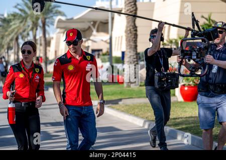 CIRCUITO INTERNAZIONALE DEL BAHRAIN, BAHRAIN - 02 MARZO: Charles Leclerc, Ferrari SF-23 durante il Gran Premio del Bahrain sul circuito Internazionale del Bahrain giovedì 02 marzo 2023 a Sakhir, Bahrain. (Foto di Michael Potts/BSR Agency) Foto Stock