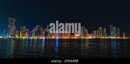 Fotografia notturna dello skyline della città di Sharjah UAE Foto Stock