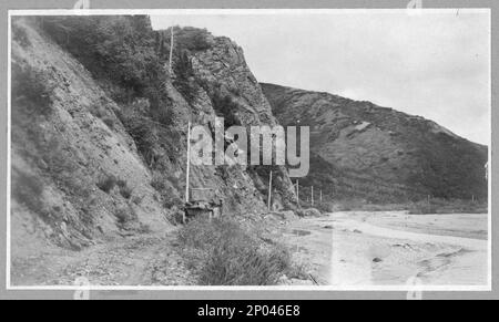 Mountain Road, che è l'ingresso al Keystone Canyon. Frank and Frances Carpenter Collection, regalo; Sig.ra W. Chapin Huntington; 1951, Roads,Alaska,Keystone Canyon,1890-1930, Mountains,Alaska,Keystone Canyon,1890-1930, Stati Uniti,Alaska Foto Stock