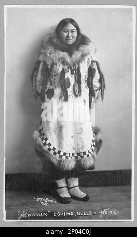 Newarluk, una donna eskimo, 'Newarluk,' Eskimo belle, Nome. Frank and Frances Carpenter Collection, regalo; Sig.ra W. Chapin Huntington; 1951, Eskimos, Alaska, Nome, 1890-1940, Indiani del Nord America, Alaska, Nome, 1890-1940, pelliccia indumenti, 1890-1940, Stati Uniti, Alaska, Nome Foto Stock