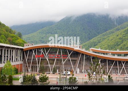 Sochi, Russia - 06 maggio 2020: La stazione ferroviaria Rosa Khutor è una stazione ferroviaria nel distretto di Adler della città di Sochi resort in Russia Foto Stock