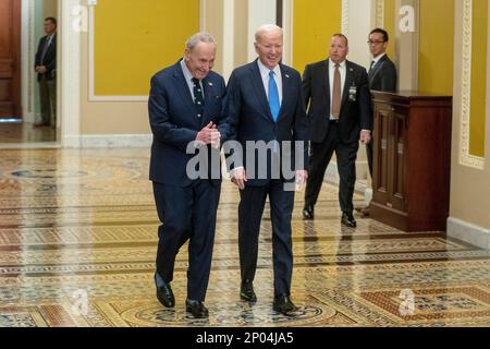 Washington, Stato di Vereinigte. 02nd Mar, 2023. Il presidente degli Stati Uniti Joe Biden e il leader della maggioranza del Senato degli Stati Uniti Chuck Schumer (democratico di New York) camminano per unirsi ai democratici del Senato per un pranzo al Campidoglio degli Stati Uniti a Washington, DC, USA 02 marzo 2023. Credito: Shawn Thew/Pool tramite CNP/dpa/Alamy Live News Foto Stock