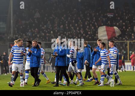 DOETINCHEM - 02/03/2023, DOETINCHEM - giocatori di De Graafschap dopo il completamento del quarto finale della partita della Toto KNVB Cup tra De Gladschap e Ajax Amsterdam allo stadio De Vijverberg il 2 marzo 2023 a Doetinchem, Paesi Bassi. ANP GERRIT VAN KOLOLEN Foto Stock