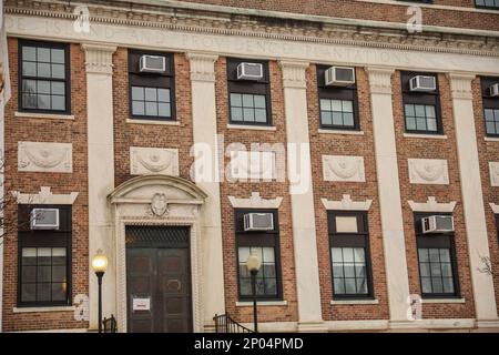 Edificio in mattoni e cemento nella città urbana nella zona del New england Foto Stock