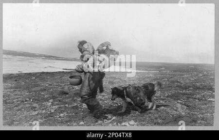 Eskimo donna e cane in viaggio d'estate. Frank and Frances Carpenter Collection, regalo; Sig.ra W. Chapin Huntington; 1951, cani, Canada, 1890-1930, Animali da imballaggio, Canada, 1890-1930, sollevamento e trasporto, Canada, 1890-1930, Backpacking,Canada,1890-1930, Shoreline,Canada,1890-1930, Eskimos,Women,Canada,1890-1930, Canada Foto Stock