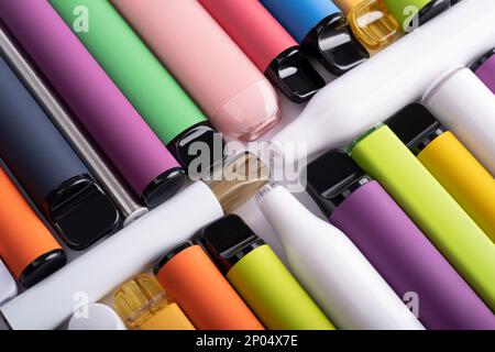 Concetto sintetico di nicotina. Varie sigarette elettroniche usa e getta. moderna alternativa fumatori, vaping e nicotina. Primo piano Foto Stock