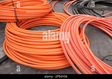 Installazione e sviluppo di comunicazione, bobina di grandi bobine di tubo in PVC plastica. tubi in cantiere, proteggere i cavi elettrici e Foto Stock