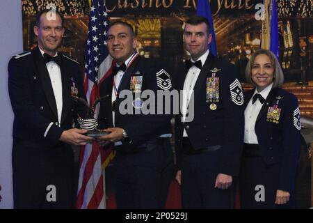 Col. Benjamin Harrison, 301st Comandante dell'ala del combattente, il capo maestro Sgt. Michael Senigo, 301 capo di comando di FW, Ericka Kelly, in pensione, ha presentato il premio Recruiter of the Year al Senior Master Sgt. Jacinto Nunez durante la cerimonia di premiazione annuale del FW 2022 301 a Fort Worth, Texas, il 4 febbraio 2023. Congratulazioni ai vincitori e ai candidati. Foto Stock