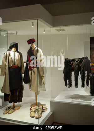 Costumi tradizionali montenegrini in mostra al Museo Etnografico del Montenegro, Cetinje Foto Stock