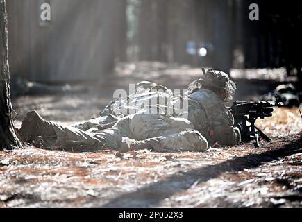 Un soldato assegnato agli Stati Uniti L'Army John F. Kennedy Special Warfare Center and School fornisce sicurezza mentre manna una mitragliatrice M240B durante l'addestramento di abilità tattiche come parte del corso di qualificazione delle forze speciali (SFQC) a Camp Mackall, North Carolina 9 gennaio 2023. I soldati hanno partecipato all'addestramento di SFQC che ha testato la loro conoscenza delle tattiche di piccola unità e delle operazioni urbane di base per assicurarsi di possedere le abilità di combattimento richieste per operare con successo su un Alpha di Detatchment operativo delle forze speciali. Foto Stock