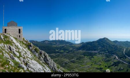 Mausoleo di Petar II Petrovic Njegos sul paesaggio del Parco Nazionale Lovcen Foto Stock