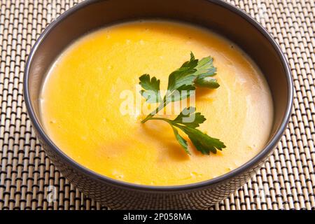 Una ciotola con deliziosa zuppa di crema di zucca Foto Stock