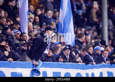 02-03-2023: Sport: Graafschap vs Ajax (KNVB Cup) DOETINCHEM, PAESI BASSI - MARZO 2: Tifosi di Graafschap durante la partita KNVB Beker de Graafschap e Foto Stock