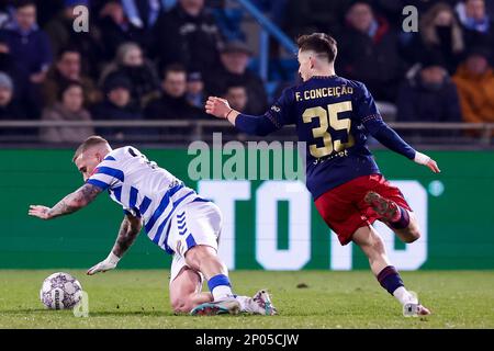 02-03-2023: Sport: Graafschap vs Ajax (KNVB Cup) DOETINCHEM, PAESI BASSI - 2 MARZO: Alexander Buttner (De Graafschap) e Francisco Conceicao (Ajax) Foto Stock