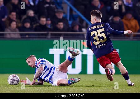 02-03-2023: Sport: Graafschap vs Ajax (KNVB Cup) DOETINCHEM, PAESI BASSI - 2 MARZO: Alexander Buttner (De Graafschap) e Francisco Conceicao (Ajax) Foto Stock