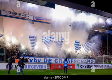 02-03-2023: Sport: Graafschap vs Ajax (KNVB Cup) DOETINCHEM, PAESI BASSI - 2 MARZO: I fan di Graafschap con fuochi d'artificio prima della partita durante il mat Foto Stock