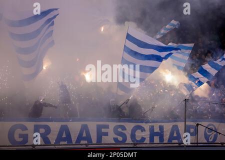 02-03-2023: Sport: Graafschap vs Ajax (KNVB Cup) DOETINCHEM, PAESI BASSI - 2 MARZO: I fan di Graafschap con fuochi d'artificio prima della partita durante il mat Foto Stock