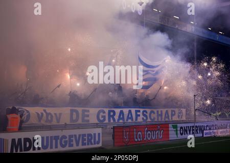 02-03-2023: Sport: Graafschap vs Ajax (KNVB Cup) DOETINCHEM, PAESI BASSI - 2 MARZO: I fan di Graafschap con fuochi d'artificio prima della partita durante il mat Foto Stock