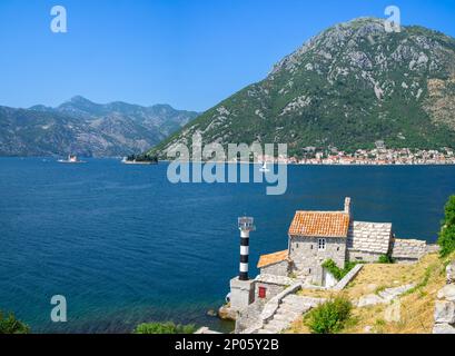 La Chiesa di nostra Signora degli Angeli con Perast sullo sfondo, Montenegro Foto Stock