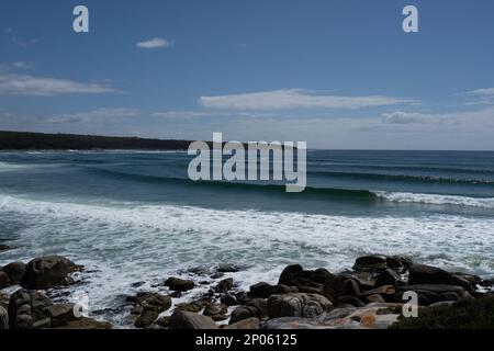 Onde perfette sulla spiaggia di Blanches, foto dal punto di St Helen vicino alla spiaggia di Beerbarrel Foto Stock