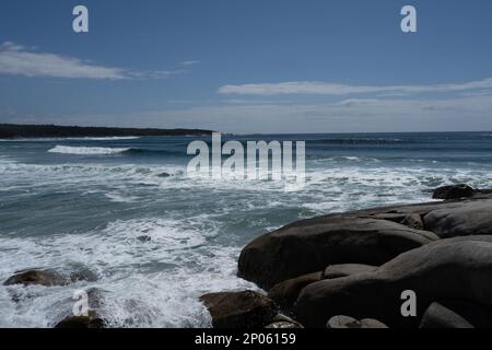 Onde perfette sulla spiaggia di Blanches, foto dal punto di St Helen vicino alla spiaggia di Beerbarrel Foto Stock