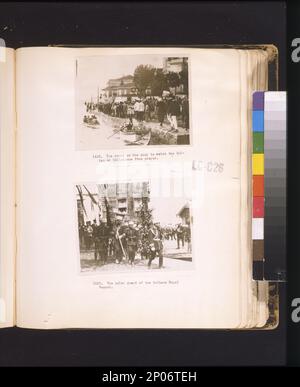 La folla sulla banchina per guardare il sultano o il califfo viene dalla preghiera la guardia di colore della scorta reale del sultano. Frank and Frances Carpenter Collection , Abdülmecid Efendi,,1868-1944,apparizioni pubbliche, Piers & Wharves,Turchia,Istanbul,1920-1930, Bandiere,Turchia,Istanbul,1920-1930, Guardie,Turchia,Istanbul,1920-1930. Foto Stock