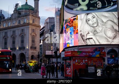 Piccadilly Circus catturato da fine giornata Foto Stock