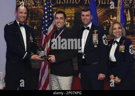 Col. Benjamin Harrison, 301st Comandante dell'ala del combattente, il capo maestro Sgt. Michael Senigo, 301 capo di comando di FW, Ericka Kelly, pensionato, presenta il premio civile dell'anno di categoria i al sig. Kerry Miller durante la cerimonia annuale di premiazione del FW 2022 301 a Fort Worth, Texas, 4 febbraio 2023. Congratulazioni ai vincitori e ai candidati. Foto Stock