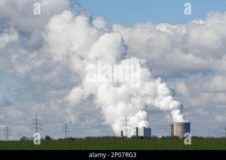 emissioni intense da centrali elettriche alimentate a lignite vicino colonia, germania Foto Stock