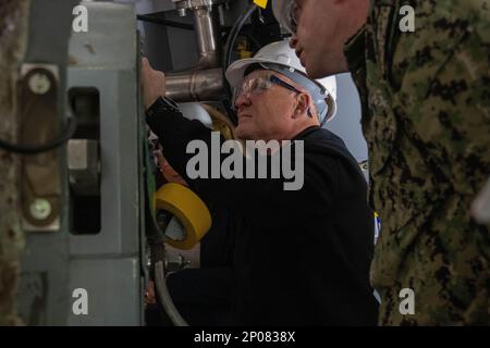 SAN DIEGO (15 febbraio 2023) - Chief of Naval Operations ADM. Mike Gilday tours the General Dynamics NASSCO Shipyard in San Diego, 15 febbraio. Gilday si è recato a San Diego per visitare i comandi e i cantieri navali locali, interagire con i marinai e fornire commenti durante IL WEST 2023. Foto Stock