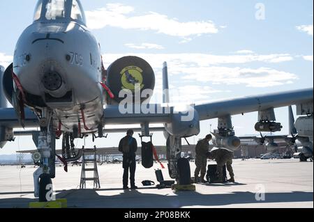 STATI UNITI Air Force Airmen del 354th Fighter Generation Squadron esegue la manutenzione di un A-10C Thunderbolt II durante il Red Flag 23-1 presso la base dell'aeronautica militare di Nellis, Nevada, 25 gennaio 2023. Red Flag offre un addestramento unico con un'enfasi sulla preparazione di Airmen e Guardiani per combattimenti di alto livello e competizione strategica. Foto Stock