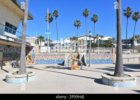 HUNTINGTON BEACH, CALIFORNIA - 6 FEB 2023: Rescue Plaza, adiacente al Marine Safety Educational Center. Foto Stock