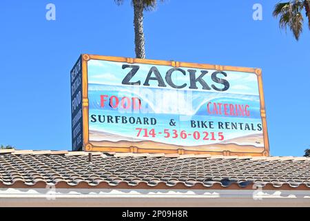 HUNTINGTON BEACH, CALIFORNIA - 6 FEB 2023: Zacks Rentals e snack Bar al molo di Huntington Beach. Foto Stock